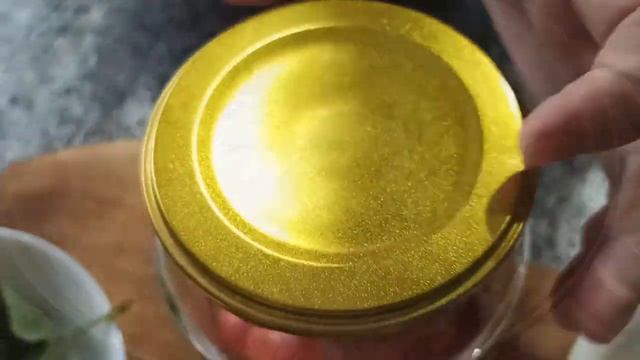 Маринованные помидоры с семенами горчицы.