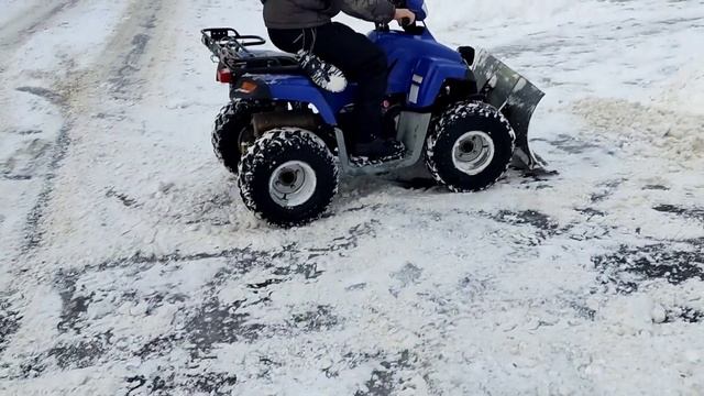 квадроцикл чистит снег