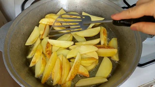 У ВАС ЕСТЬ ЧУГУННАЯ СКОВОРОДА?? САМАЯ ВКУСНАЯ КАРТОШКА// ЖАРЕНАЯ КАРТОШКА