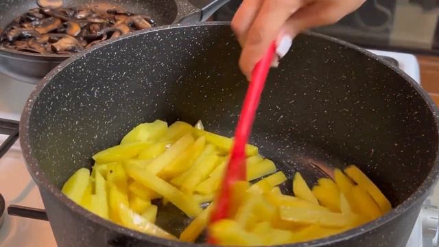 Как правильно жарить грибы с картошкой.Картошка с луком и с грибами.Вкусный рецепт.На сковородке.