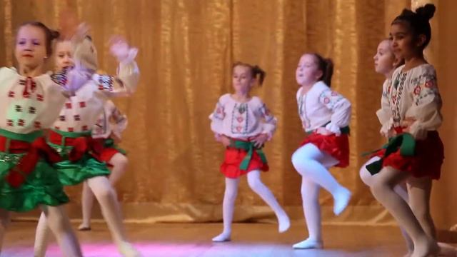 Детский молдавский танец ”Hora copiilor” - "Детская хора"