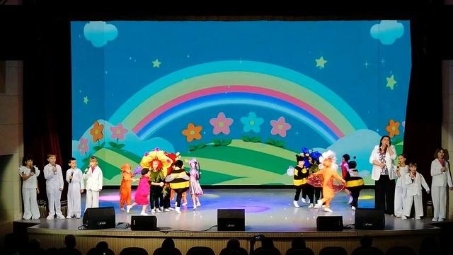 Песня "От улыбки хмурый день светлей"