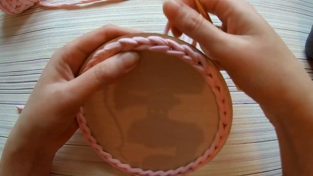 Обвязка круглого деревянного донышка трикотажной пряжей