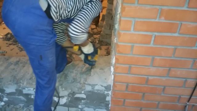 Снос стены, перегородки, работа перфоратором и зубилом, часть вторая