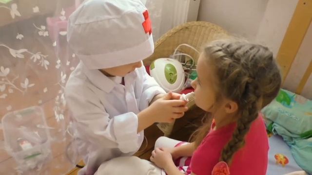Дети играют в доктора. Доктор ставит Насте большой укол