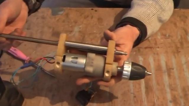 Самодельный сверлильный станок из шуруповёрта.