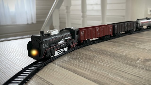 Игрушечный поезд Rail King едет по дому / Видео про поезда-игрушки