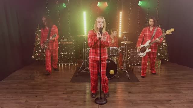 Winter Wonderland  - Bing Crosby (Christmas Cover by First To Eleven)