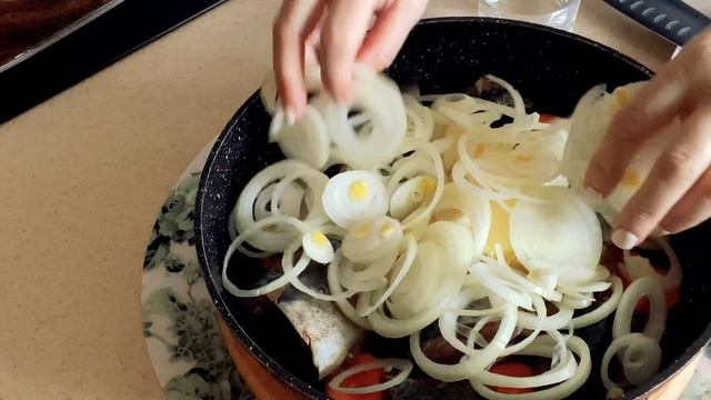 СКУМБРИЯ С ЛУКОМ И МОРКОВЬЮ НА СКОВОРОДЕ В ТОМАТЕ.
