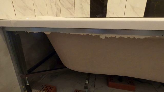 Экран под ванну из плитки.