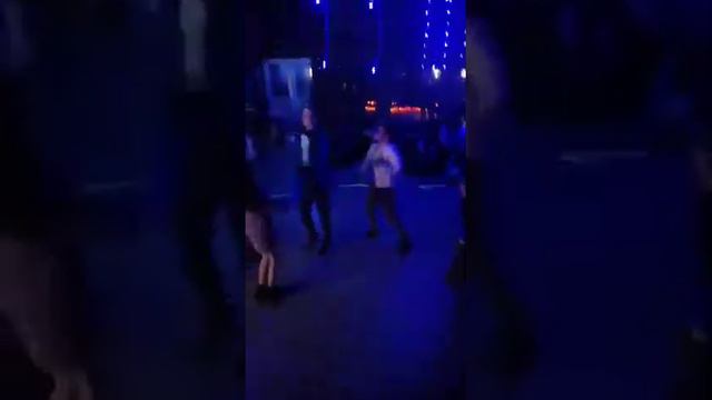 Отдыхаем в клубе, движ на танцполе.