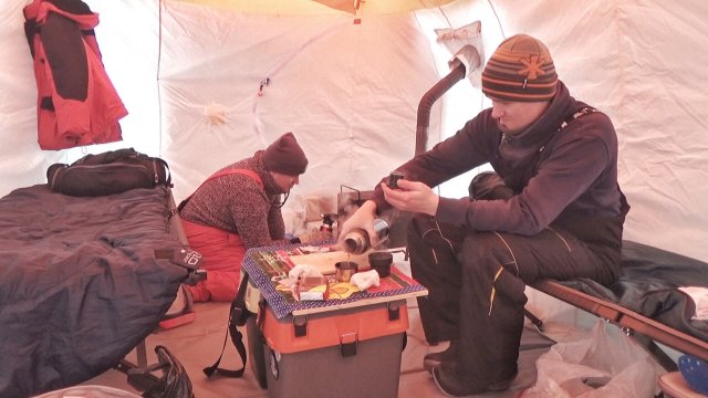 Зимняя Рыбалка в Пургу с Домашним КОМФОРТОМ. Застряли в ПОЛЕ на 8 Часов!