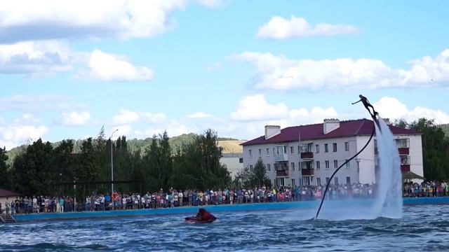 Удивительные полеты над водой: потрясающее водное шоу