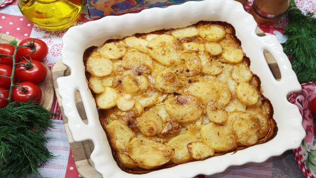 Вкусная картошка в духовке. Картошка в духовке с майонезом. Рецепт картошки в духовке