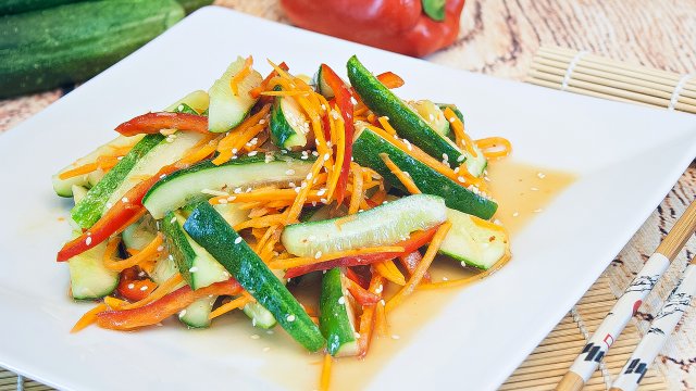 ВКУСНАЯ ЗАКУСКА ЗА 5 МИНУТ! Огурцы по-корейски с морковью и перцем, постный салат-закуска!