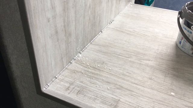 Нанесение силиконовой затирки в угол Ceresit CS 25
