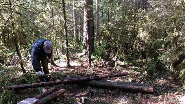 Стройка лесной хижины. Вкапываю опорные столбы. Часть 2.