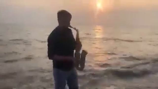 Лето, солнце, море, пляж и саксофон