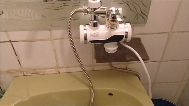 Установка проточного крана - водонагревателя для душа.