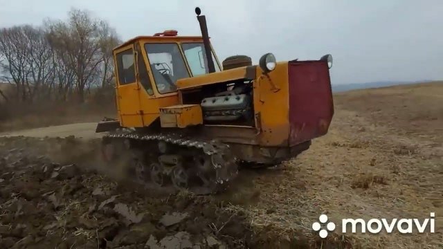 Гусеничные тракторы Т-150 пашут поля! T-150 crawler tractors plow fields