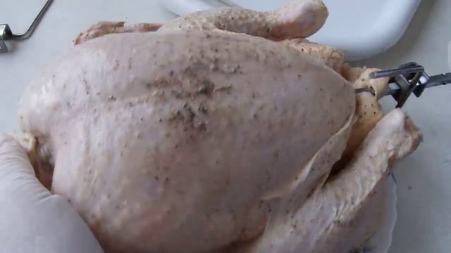 Как я надеваю курицу на вертел, без ниток. ( Grilled chicken ).mp4
