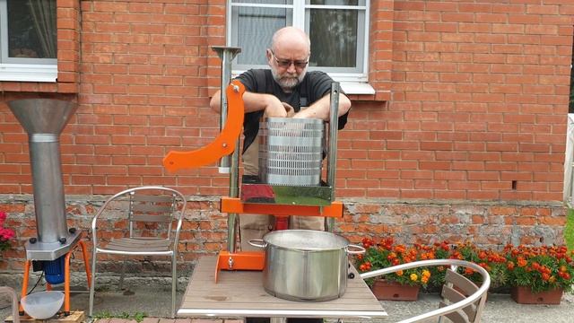 Отжим яблочного сока прессом