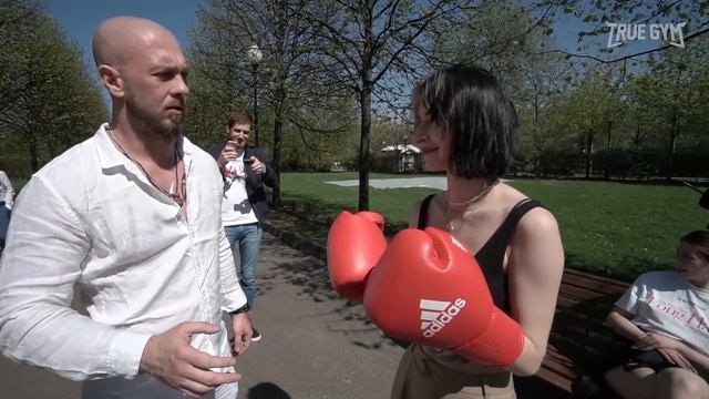 Боксёр против прохожих / Попробуй выруби боксера за деньги