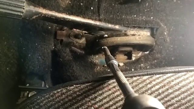 Замена малого троса стояночного тормоза ВАЗ 2101-07