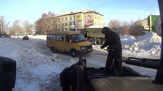 Мажу трактор во время работы. (экскаватор-погрузчик)