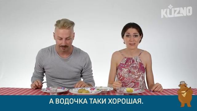 Итальянцы пробуют русские закуски под водку.mp4