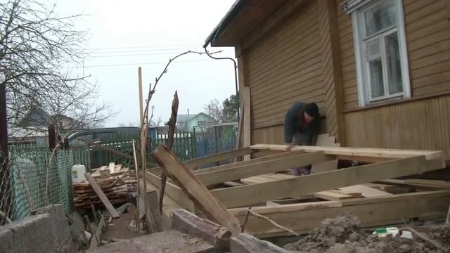 Двухэтажная каркасная пристройка к деревянному дому своими руками. Как соединить стены. Подъем сте