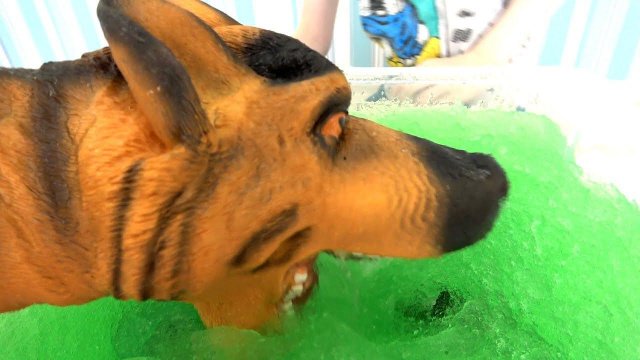 Макс ищет игрушки в слизи видео для детей