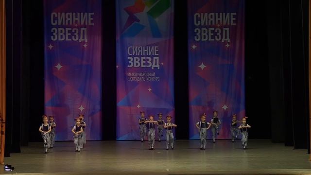 ОСТОРОЖНО ОБЕЗЬЯНКИ! Лена танцует танец В каждом маленьком ребенке мультик МАМА ОБЕЗЬЯНА и ДЕТИ