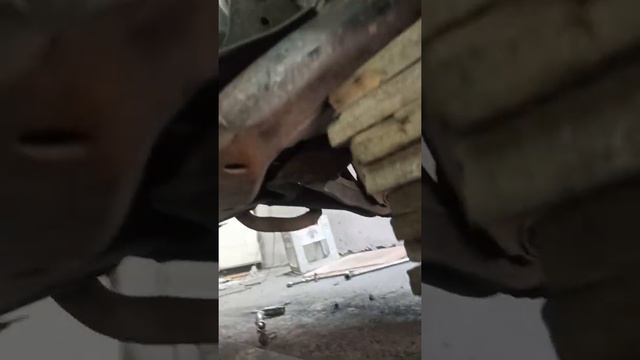 Как снять стартер Фольксваген туарег!