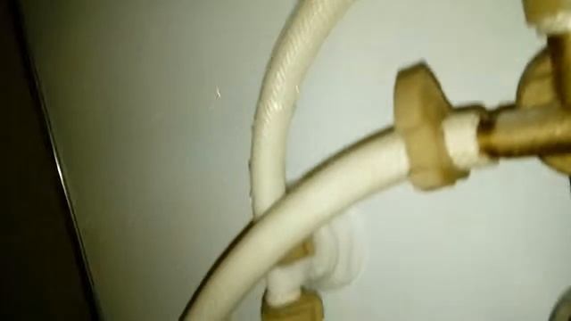 течь за душевой кабиной,одна из причин.