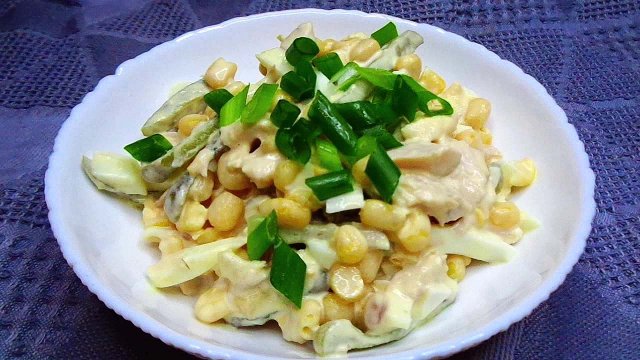 Быстрый вкусный салат из доступных ингредиентов