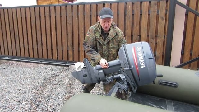 Тележка под лодочный мотор.
Навеска лодочного мотора на транец лодки.