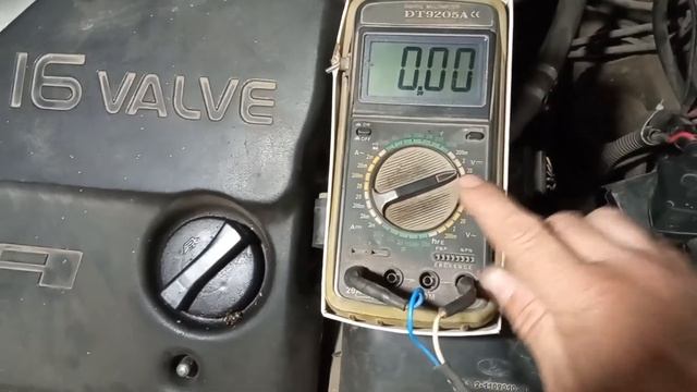 Как правильно замерить напряжение зарядки акумулятора в автомобиле мультиметром.