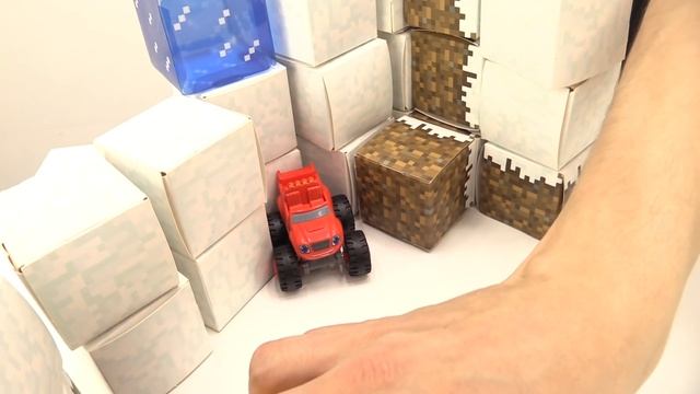 Вспыш убегает от Эндермена! Машинки и игры Майнкрафт.