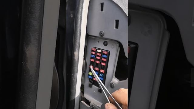 Chevrolet lacetti. не работают стеклоподъемники и ближний и дальний свет. Причина в предохранителе.