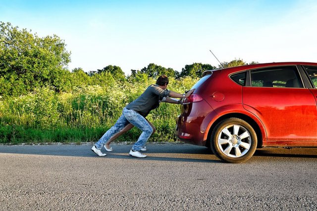 Не заводится с ключа - но заводится с толкача - три причины)!