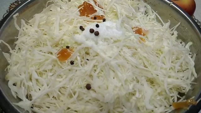 Квашеная капуста с медом и яблоками хрустящая и нежная