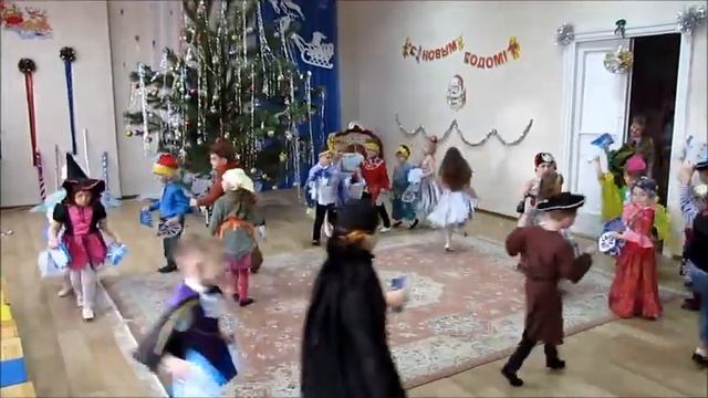 Выход на Новогодний утренник. Средняя группа