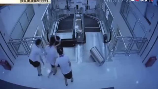 Женщину затянуло в эскалатор