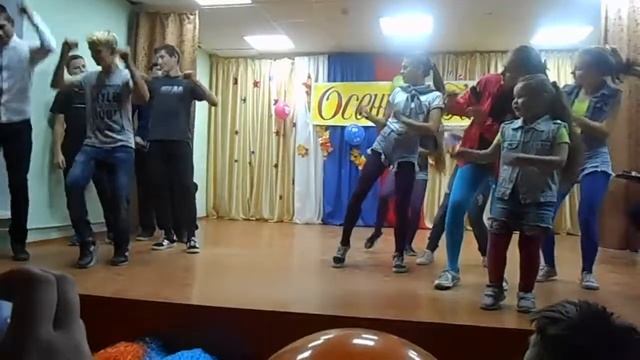 Танцы в стиле 90х
