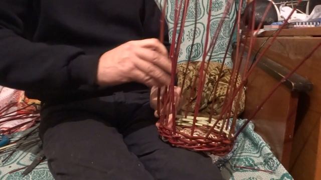 Корзинка из лозы дёрна.