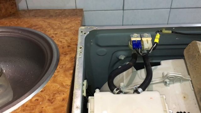 стиральная машина потекла снизу что делать