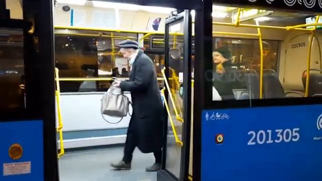 Автобус ЛиАЗ-6213.65 следует по маршруту е10 "м. Тёплый Стан - м. Китай-город"