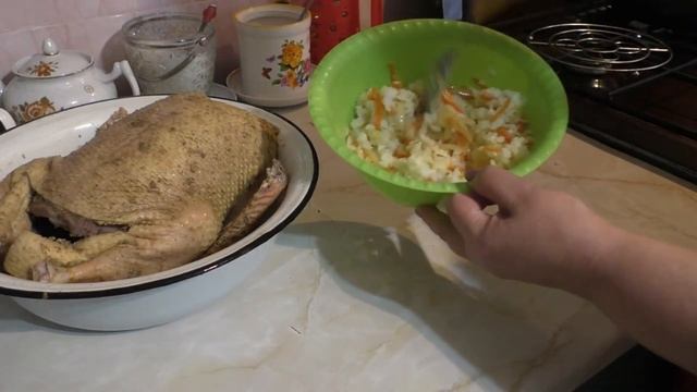 Утка в рукаве, в духовке, начинённая рисом.