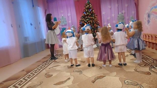 Хоровод  - "Ай, да Ёлочка!"